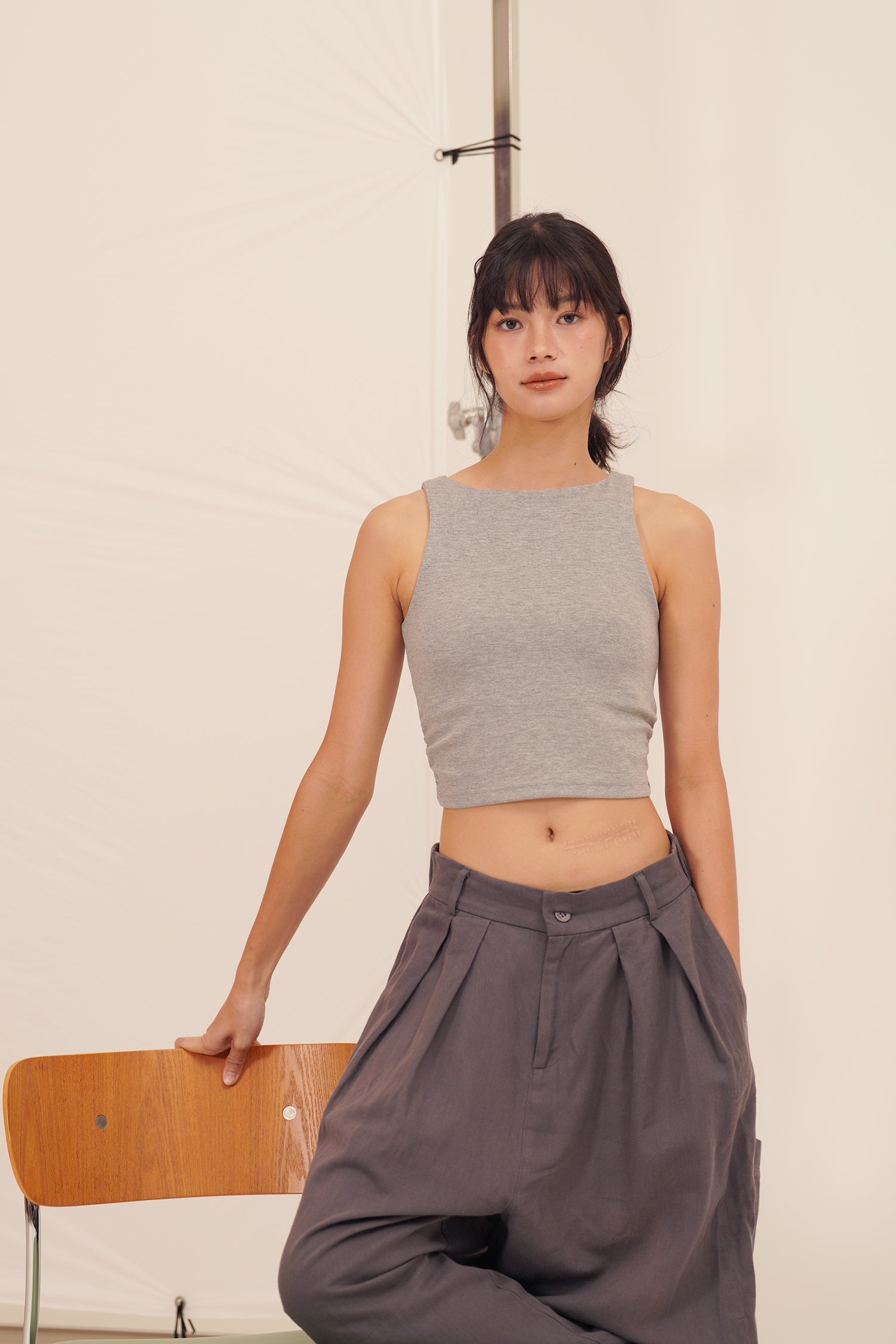 HUG ME CROPPED TANK grey