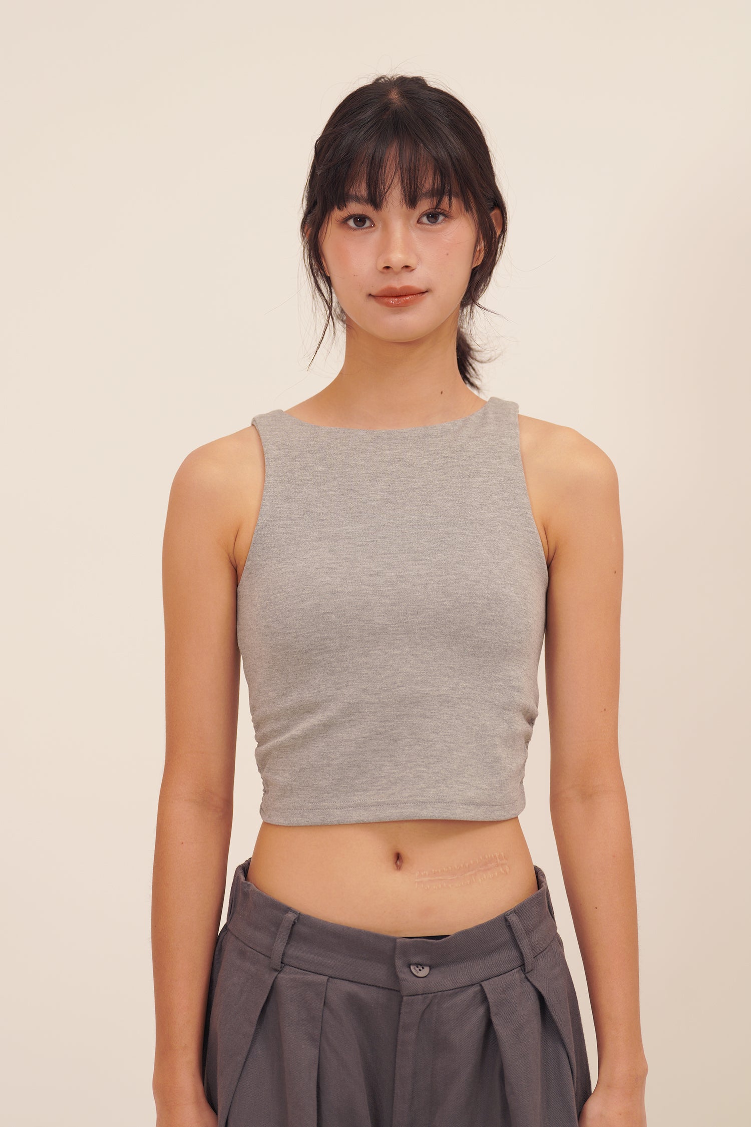 HUG ME CROPPED TANK grey
