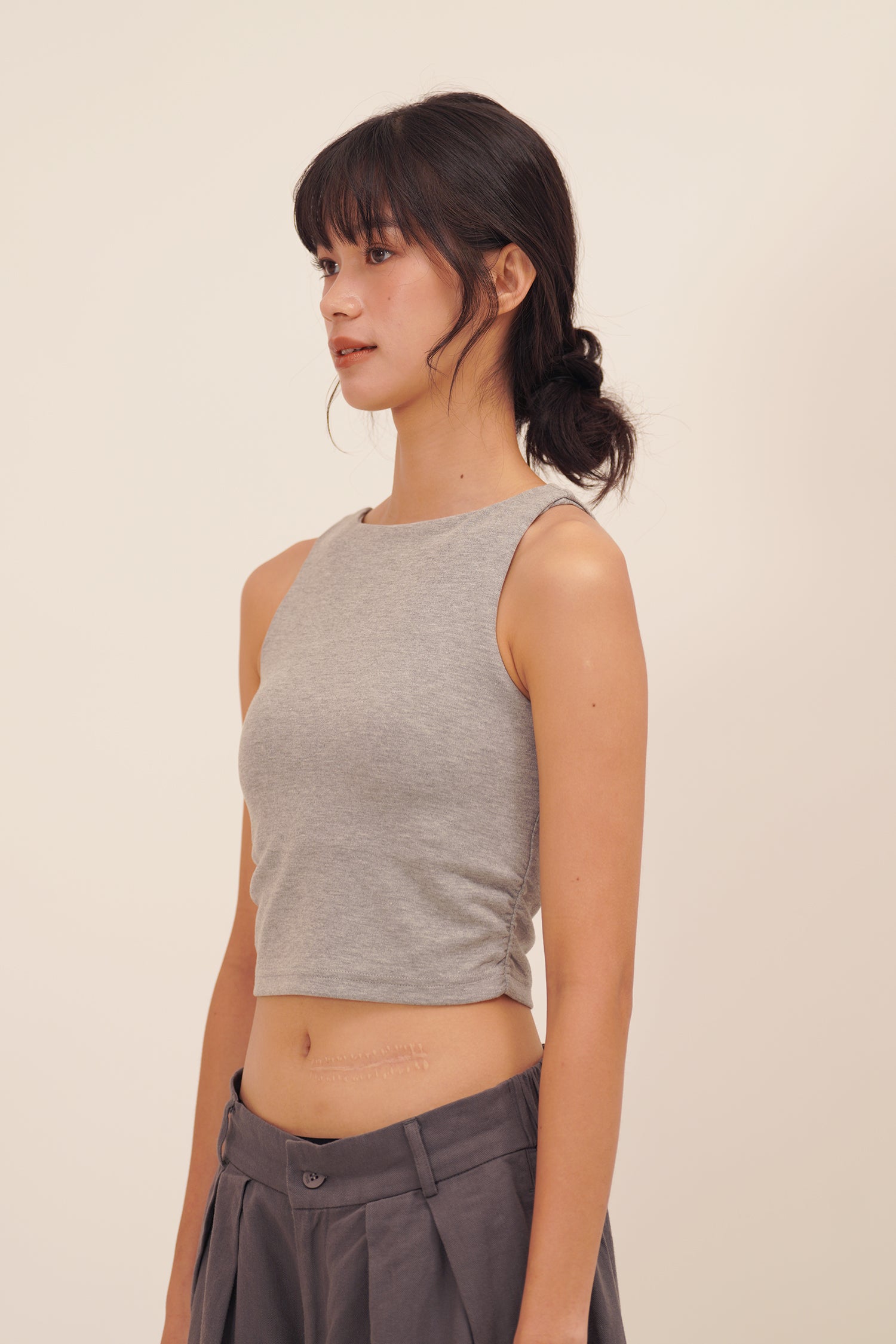 HUG ME CROPPED TANK grey