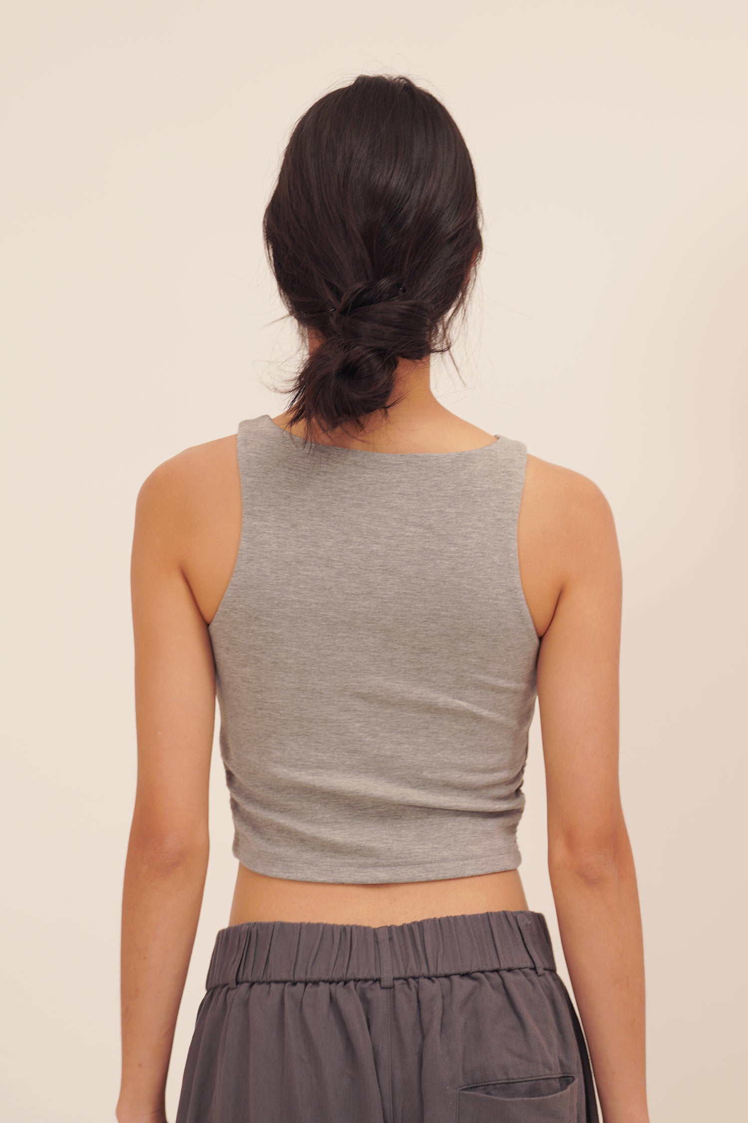 HUG ME CROPPED TANK grey