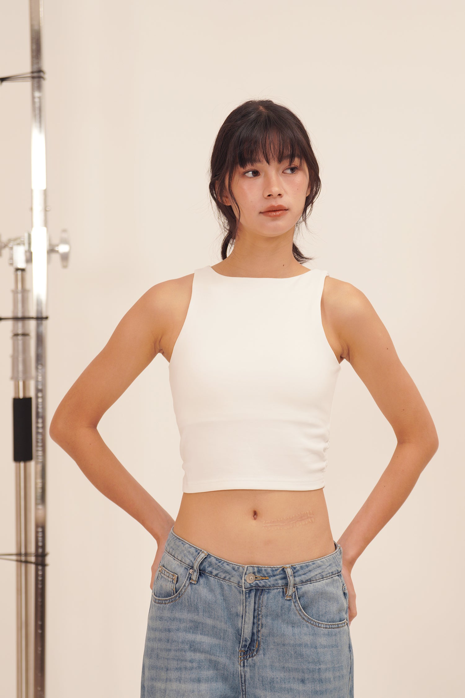 HUG ME CROPPED TANK white