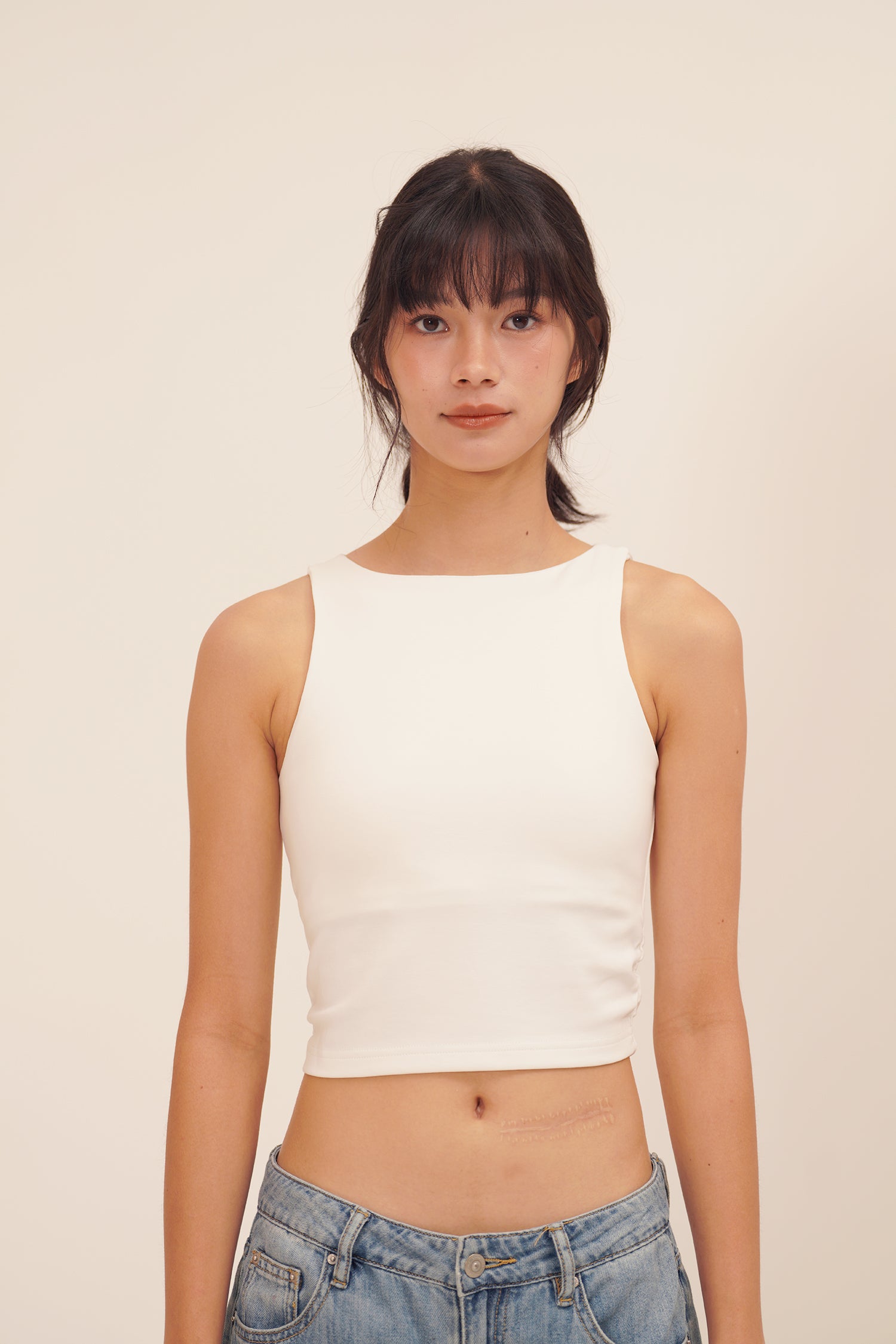 HUG ME CROPPED TANK white