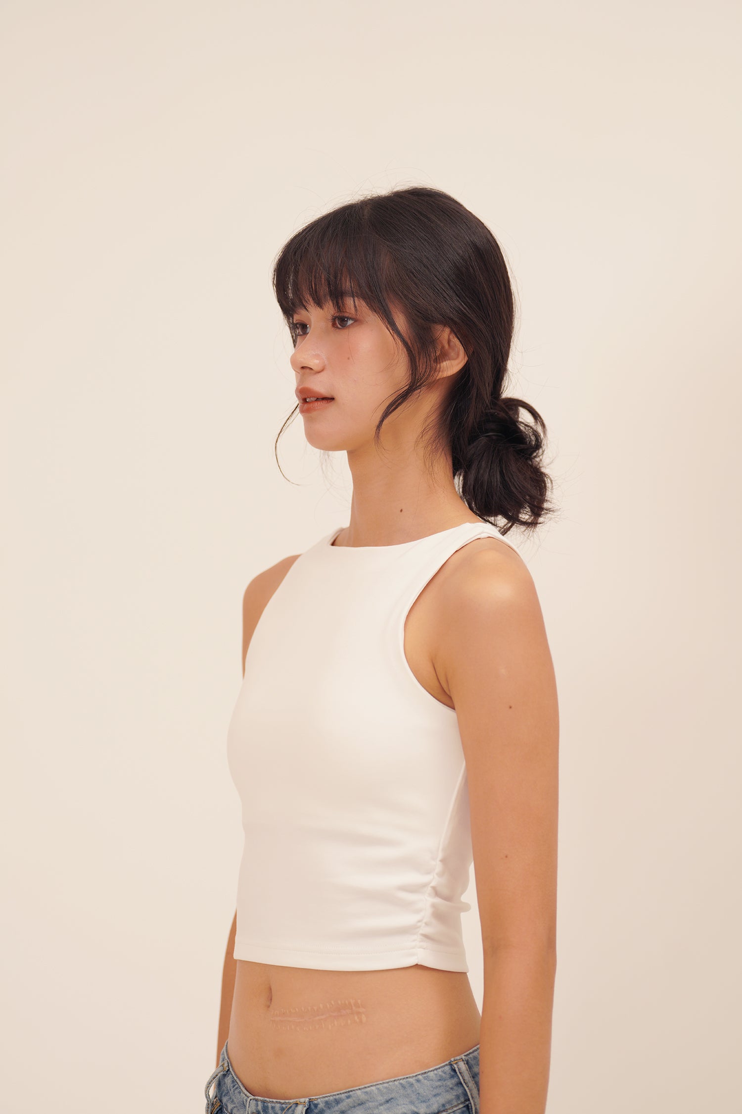 HUG ME CROPPED TANK white