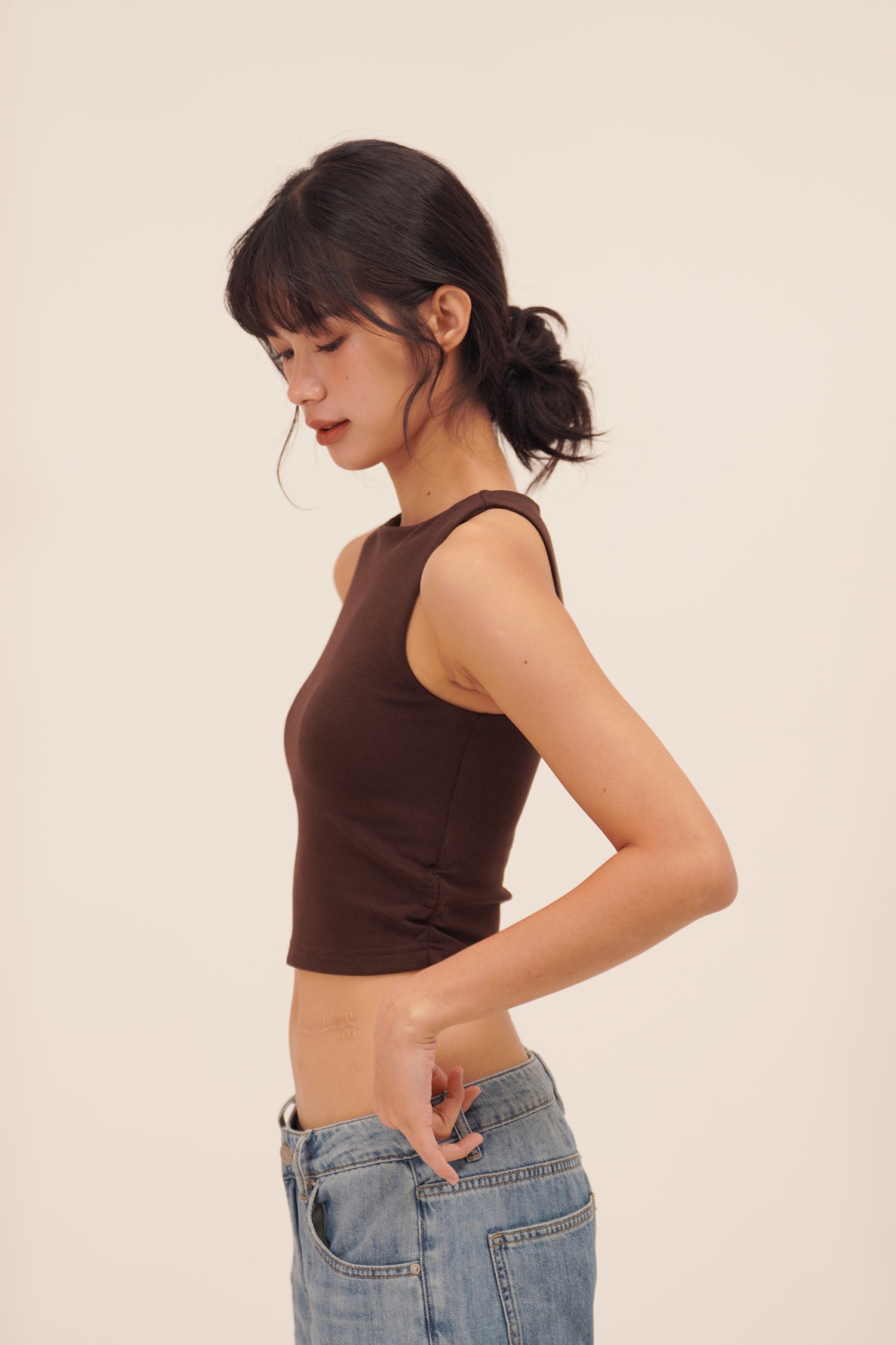 HUG ME CROPPED TANK brown