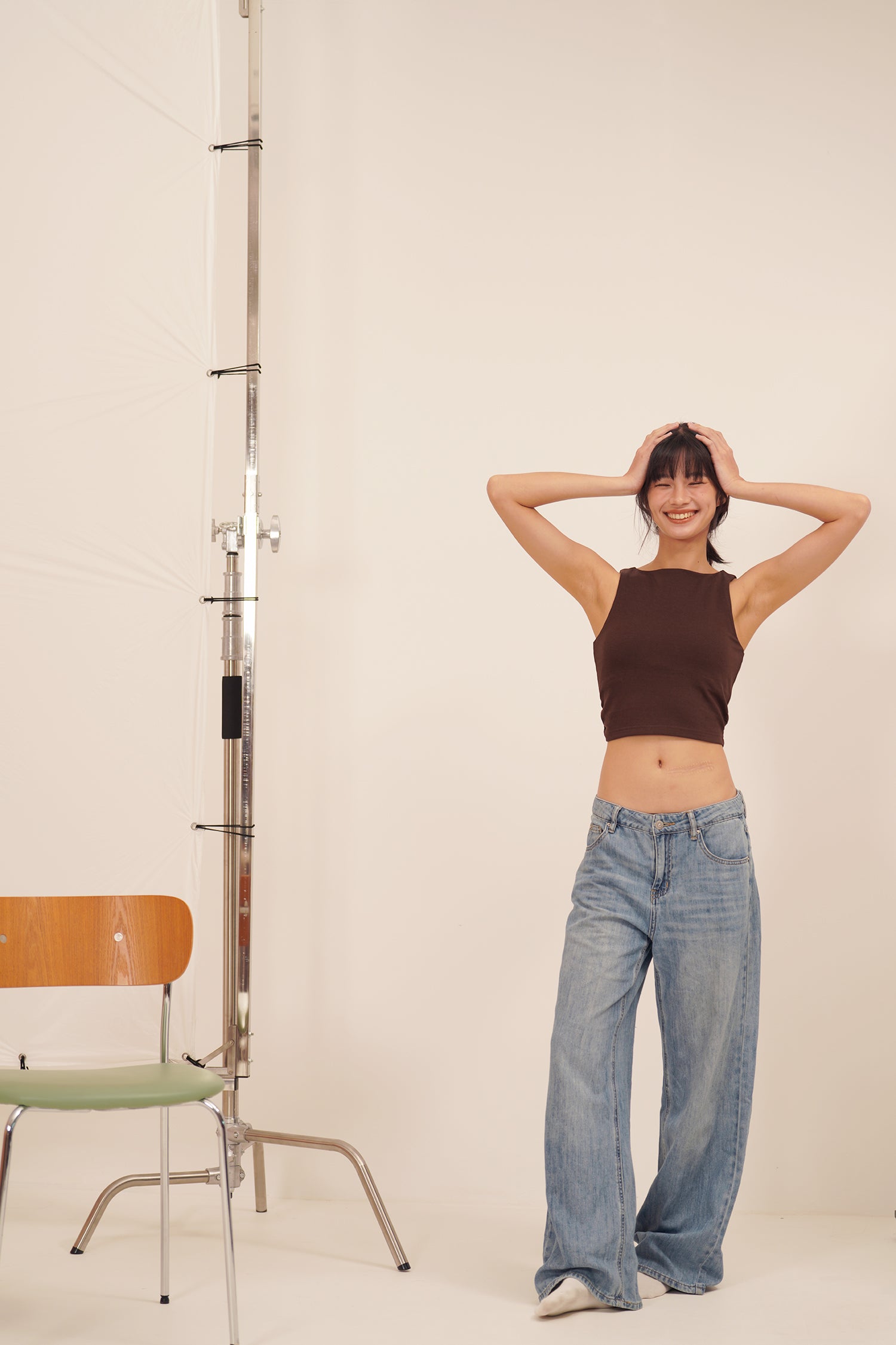 HUG ME CROPPED TANK brown