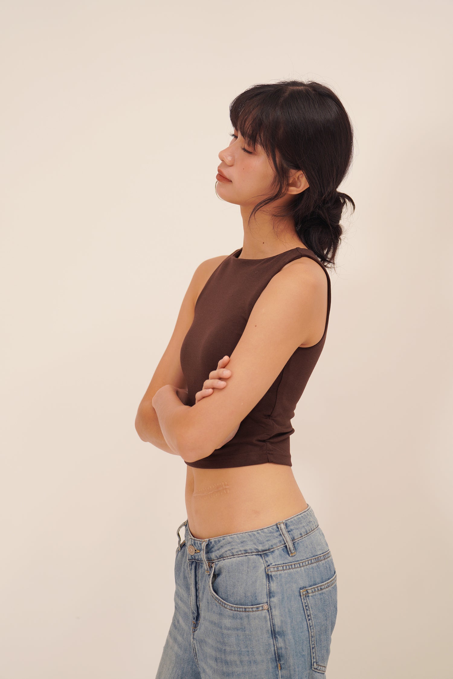 HUG ME CROPPED TANK brown