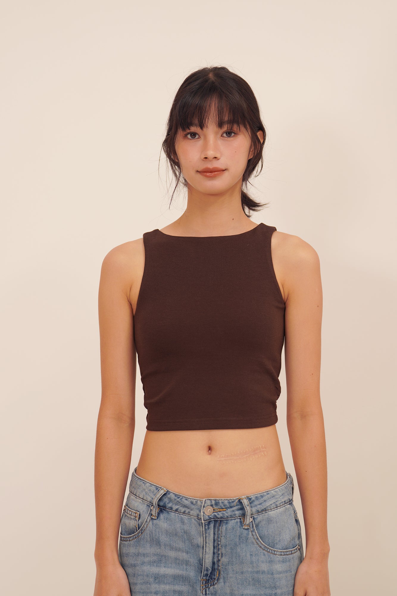 HUG ME CROPPED TANK brown