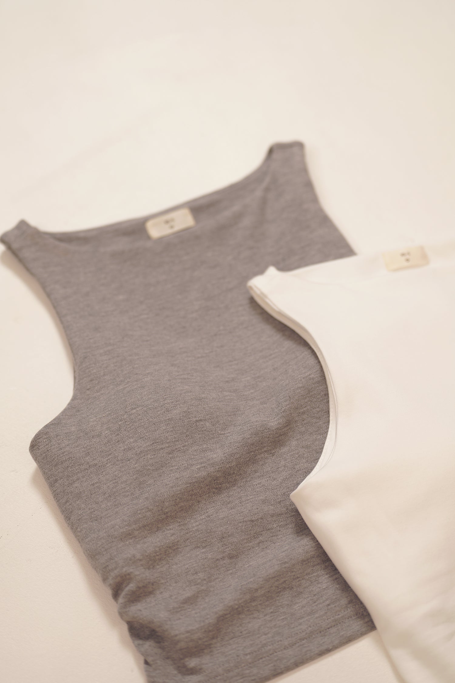 HUG ME CROPPED TANK grey