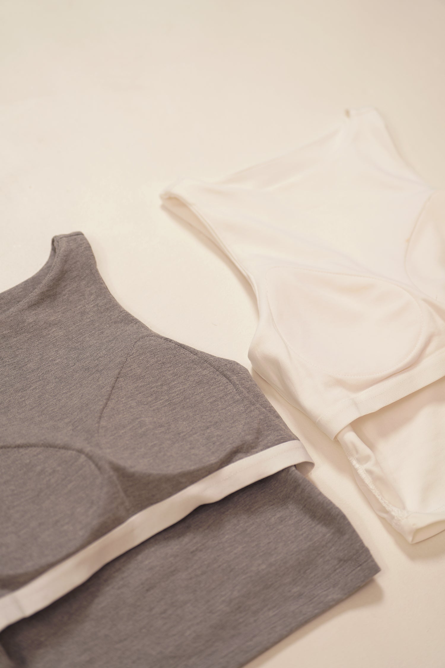 HUG ME CROPPED TANK grey